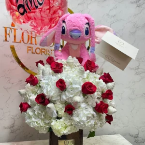 Arreglo floral en ortensias con rosas, peluche y globo