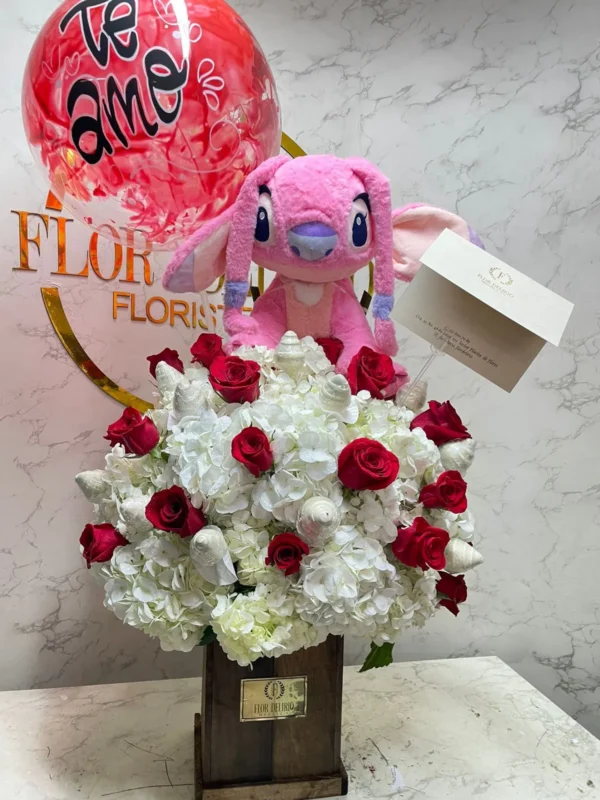 Arreglo floral en ortensias con rosas, peluche y globo