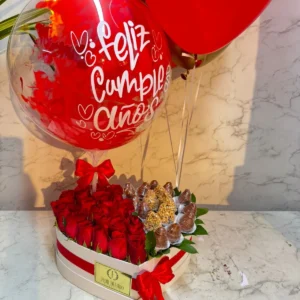 Caja corazon con rosas, fresas con chocolate y globos con helio