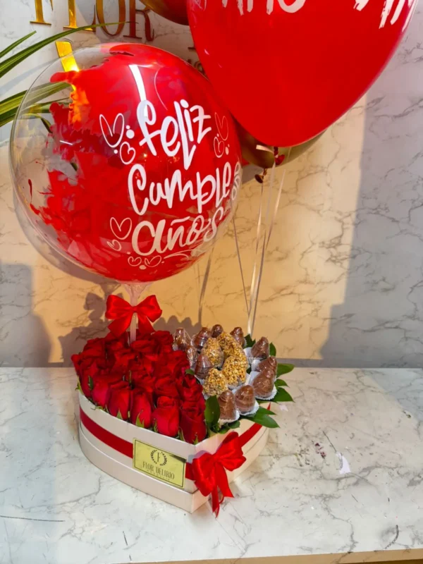 Caja corazon con rosas, fresas con chocolate y globos con helio