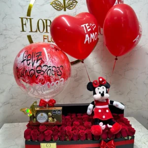 Caja jardinera con rosas, chocolates Ferrero Rocher, globos con helio y peluche