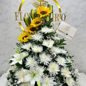 Arreglo floral funebre con fuyi y lirios