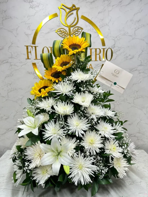 Arreglo floral funebre con fuyi y lirios