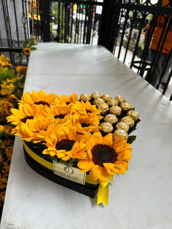 Caja corazon con girasoles y chocolates Ferrero Rocher