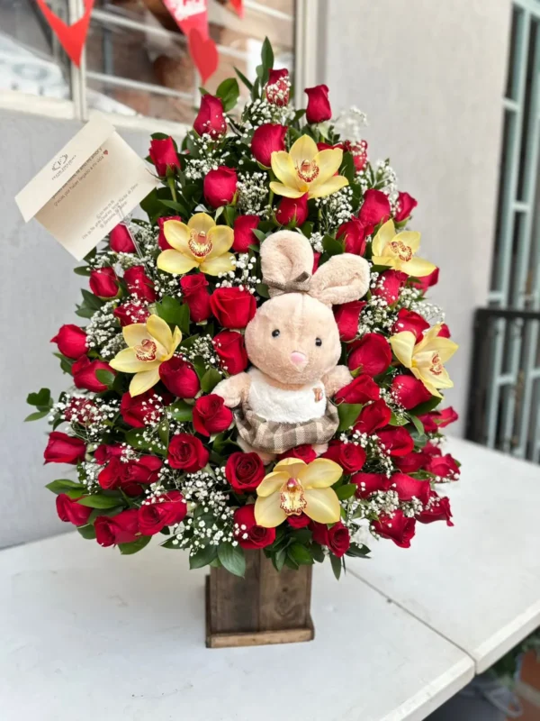 Arreglo floral con rosas, orquideas y peluche