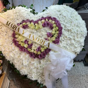 Corona funebre corazon en clavel con rosas