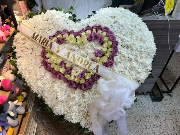 Corona funebre corazon en clavel con rosas