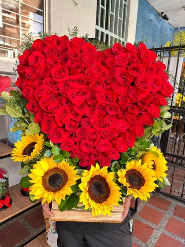 Arreglo floral corazon de rosas con girasoles