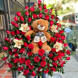 Arreglo floral con rosas, orquideas y peluche