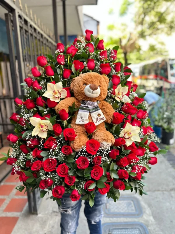 Arreglo floral con rosas, orquideas y peluche