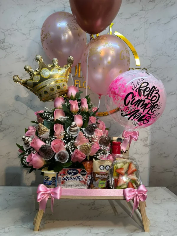 Desayuno sorpresa con rosas, fresas con chocolate y globos con helio