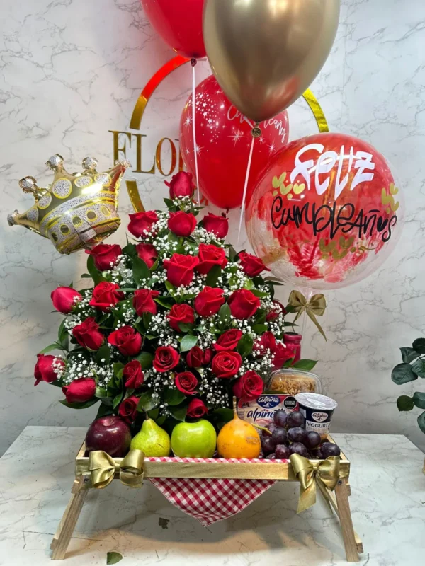 Desayuno sorpresa con rosas, frutas y globos con helio