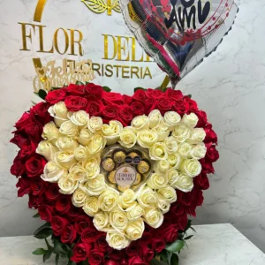 Arreglo floral corazon de rosas con corazon Ferrero Rocher