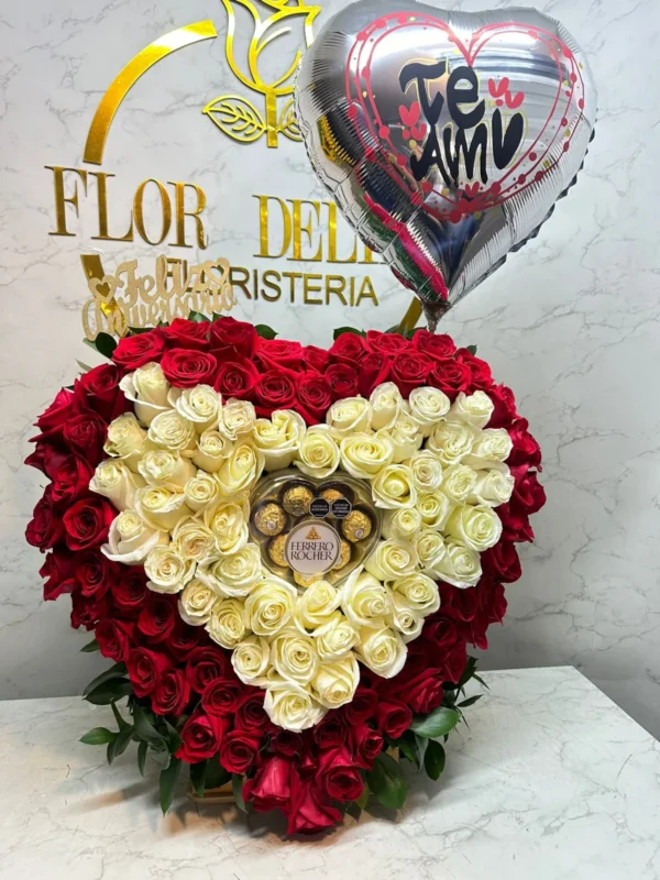 Arreglo floral corazon de rosas con corazon Ferrero Rocher