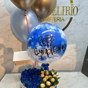 Caja corazon con rosas azules, chocolates Ferrero Rocher y globos con helio