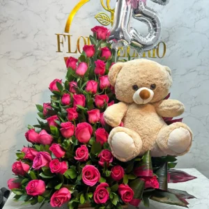 Arreglo floral en rosas con peluche y globos