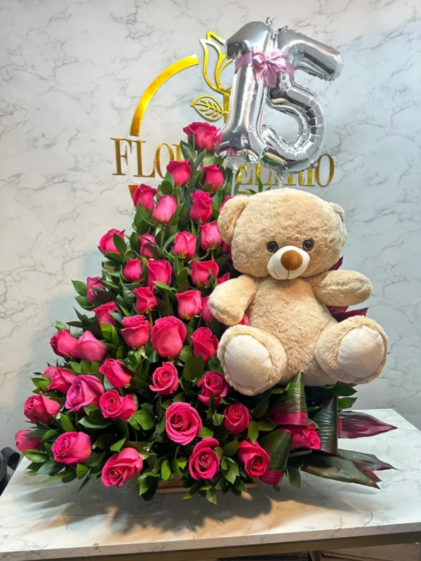 Arreglo floral en rosas con peluche y globos