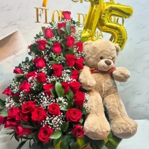 Arreglo floral con rosas, peluche y globos