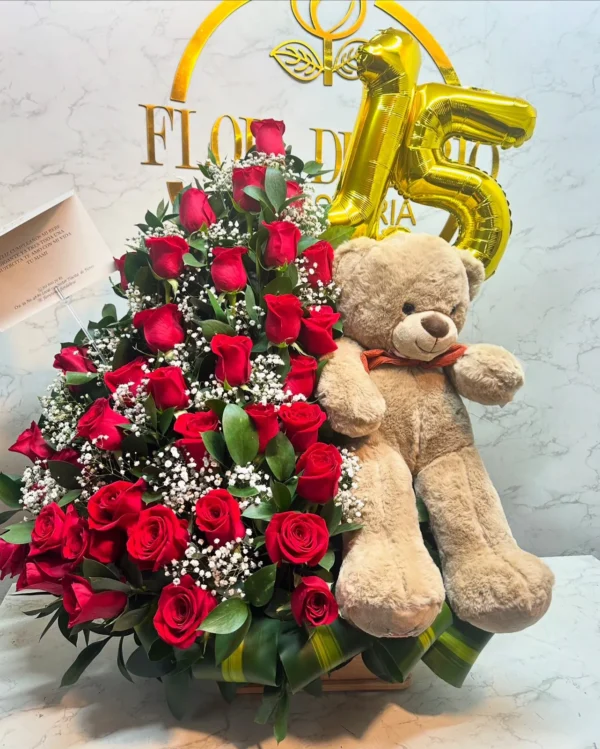 Arreglo floral con rosas, peluche y globos