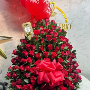 Arreglo floral en rosas, con chocolates Ferrero Rocher y globos con helio