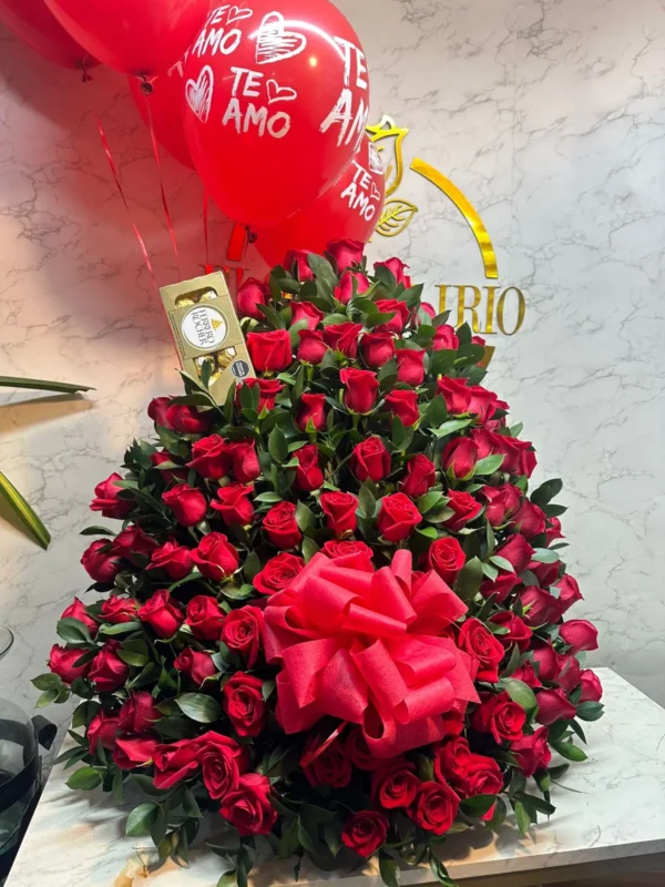 Arreglo floral en rosas, con chocolates Ferrero Rocher y globos con helio