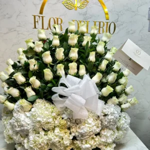 Arreglo funebre con rosas y ortensias