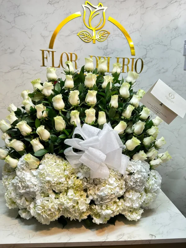 Arreglo funebre con rosas y ortensias