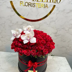 Cilindro en rosas con orquideas