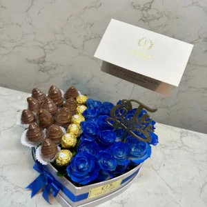 Caja corazon con rosas azules, chocolates Ferrero Rocher y fresas con chocolate