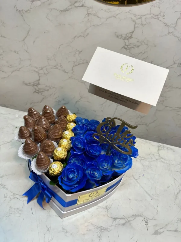 Caja corazon con rosas azules, chocolates Ferrero Rocher y fresas con chocolate