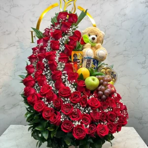 Arreglo floral con rosas, frutas, dulces, caja corazon Ferrero Rocher y peluche