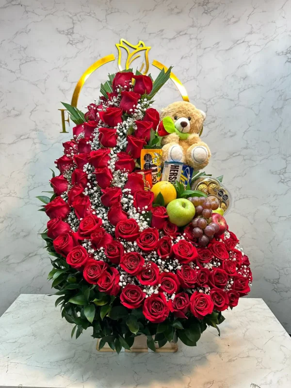 Arreglo floral con rosas, frutas, dulces, caja corazon Ferrero Rocher y peluche