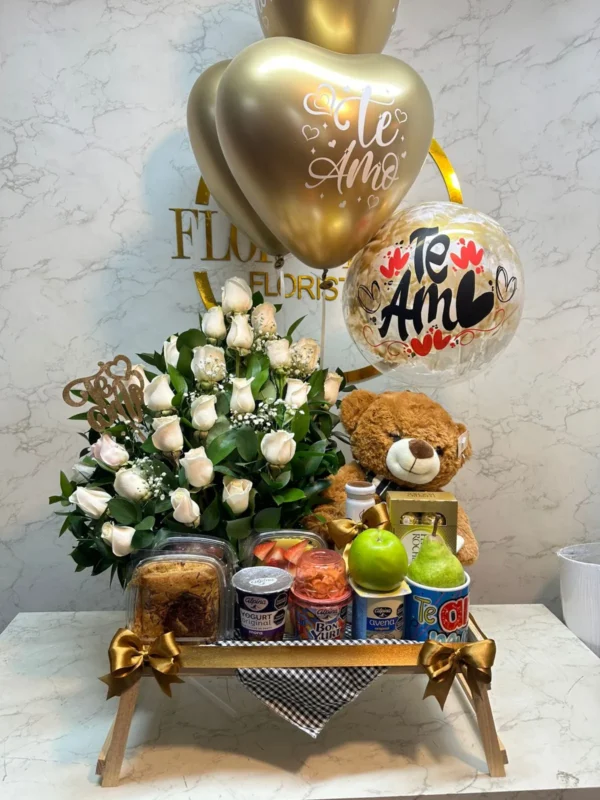 Desayuno sorpresa con rosas, peluche y globos con helio