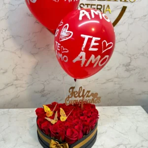 Caja corazon de rosas con globos de helio