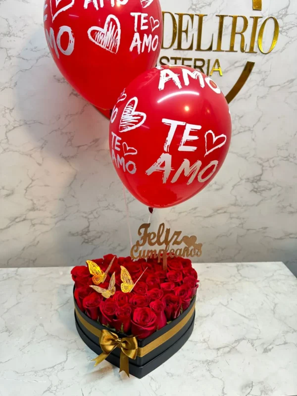 Caja corazon de rosas con globos de helio