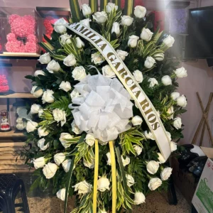 Corona funebre con rosas blancas