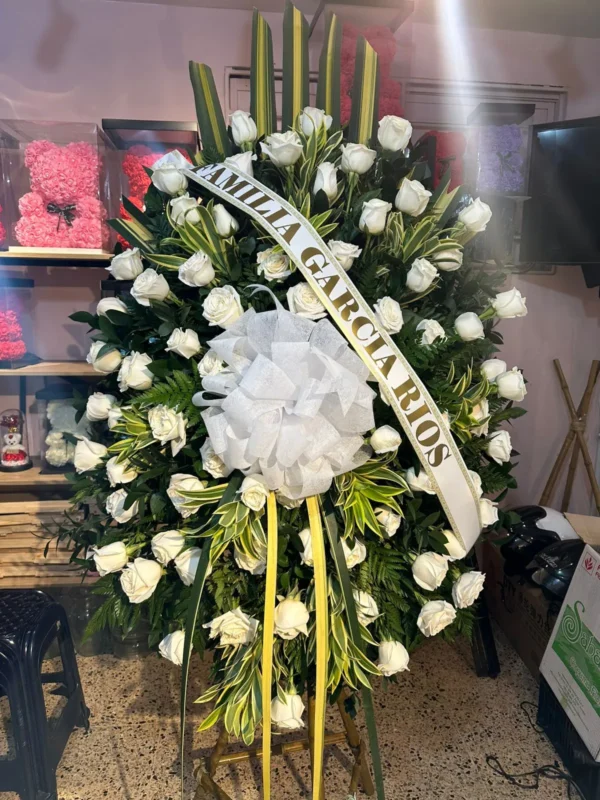 Corona funebre con rosas blancas