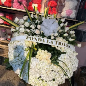 Corona funebre con ortensias y rosas