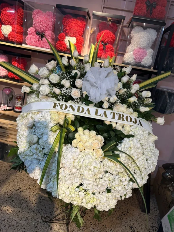 Corona funebre con ortensias y rosas