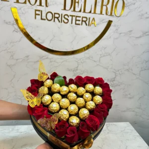 Caja corazon de rosas con chocolates Ferrero Rocher