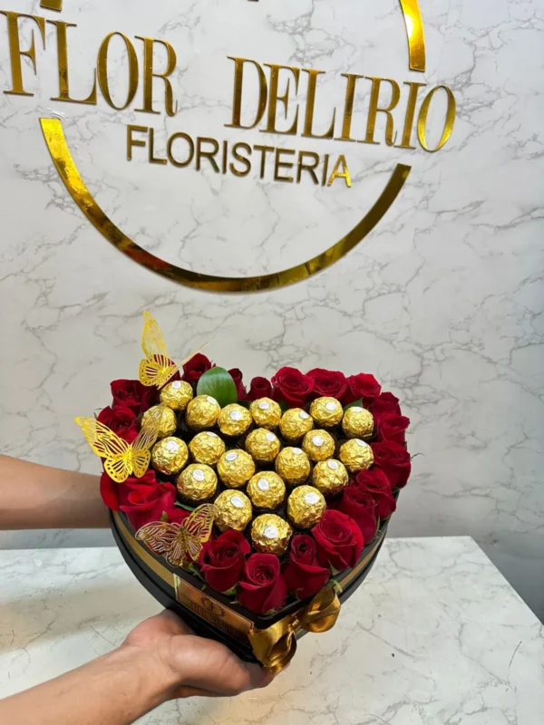 Caja corazon de rosas con chocolates Ferrero Rocher