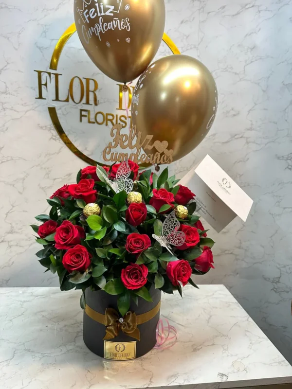 Cilindro en rosas con chocolates Ferrero Rocher y globos con helio