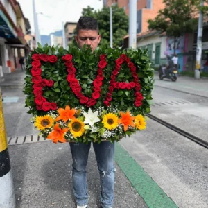 Arreglo floral en rosas, con girasoles y lirios