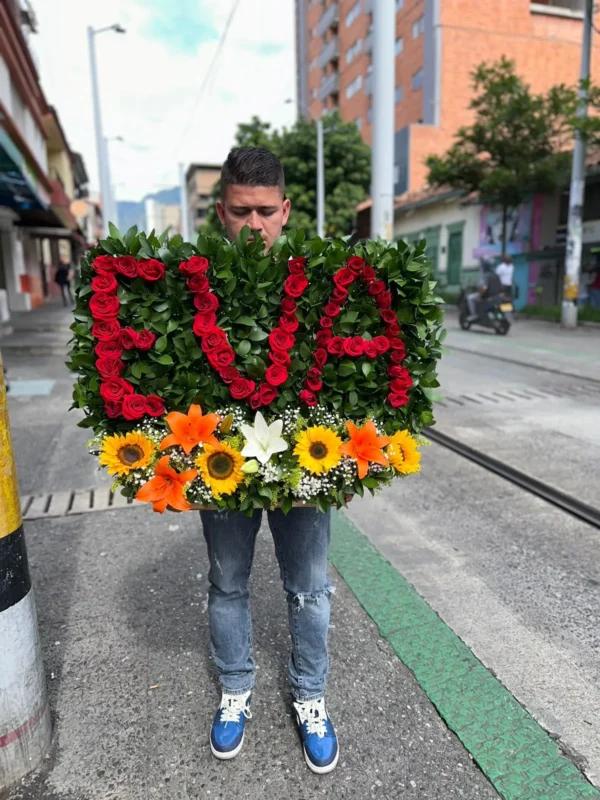 Arreglo floral en rosas, con girasoles y lirios