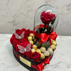 Caja corazon con rosas, chocolates Ferrero Rocher y rosa preservada