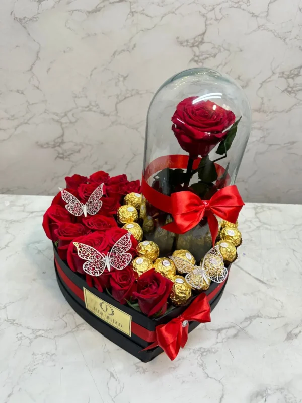 Caja corazon con rosas, chocolates Ferrero Rocher y rosa preservada