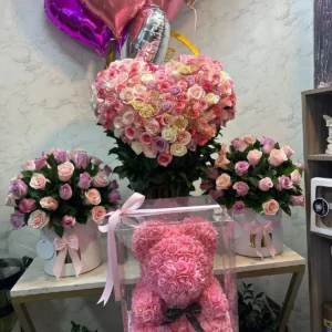 Arreglo floral corazon en rosas y globos con helio, dos cilindros en rosas y oso teddy