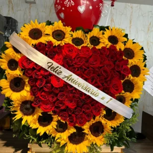 Arreglo floral corazon, con girasoles, rosas y globos con helio