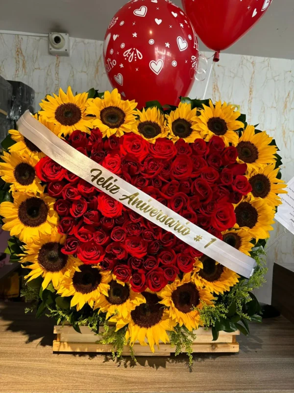 Arreglo floral corazon, con girasoles, rosas y globos con helio