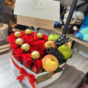 Caja corazon con rosas, chocolates Ferrero Rocher y frutas